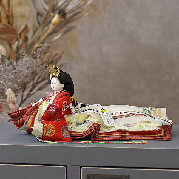 柴田家千代　 雛人形　柴田家千代作 葵 黄櫨染 唐花文様 金茶/赤 柳親王 裾長衣装着 円形 丸型 LED照明付き 満月繭屏風 桜 突板 楕円形飾り台 平飾り　詳細画像