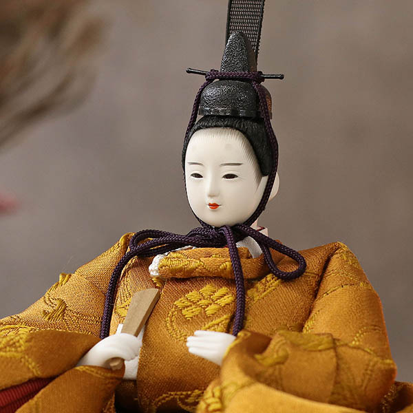 柴田家千代　 雛人形　柴田家千代作 葵 黄櫨染 唐花文様 金茶/赤 柳親王 裾長衣装着 円形 丸型 LED照明付き 満月繭屏風 桜 突板 楕円形飾り台 平飾り　詳細画像