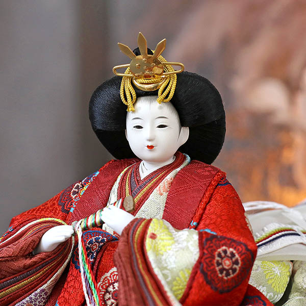 柴田家千代　 雛人形　柴田家千代作 葵 黄櫨染 唐花文様 金茶/赤 柳親王 裾長衣装着 円形 丸型 LED照明付き 満月繭屏風 桜 突板 楕円形飾り台 平飾り　詳細画像