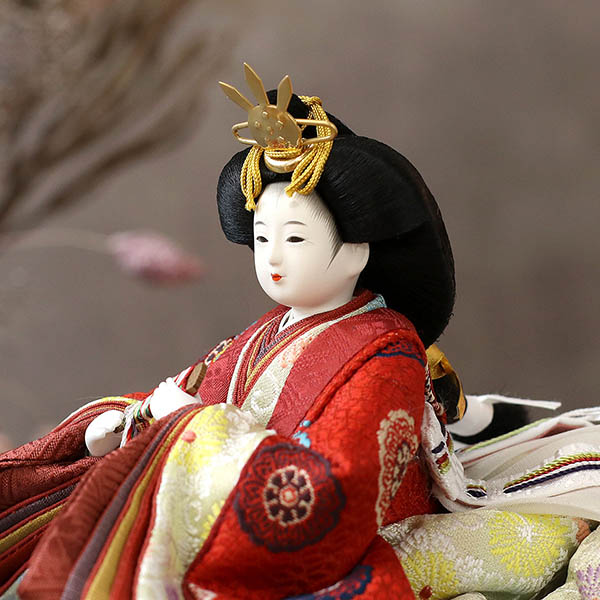 柴田家千代　 雛人形　柴田家千代作 葵 黄櫨染 唐花文様 金茶/赤 柳親王 裾長衣装着 円形 丸型 LED照明付き 満月繭屏風 桜 突板 楕円形飾り台 平飾り　詳細画像