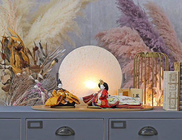 柴田家千代　 雛人形　柴田家千代作 葵 黄櫨染 唐花文様 金茶/赤 柳親王 裾長衣装着 円形 丸型 LED照明付き 満月繭屏風 桜 突板 楕円形飾り台 平飾り　詳細画像