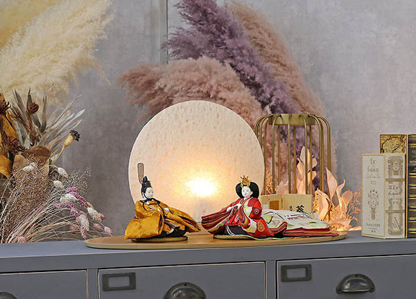 柴田家千代　 雛人形　柴田家千代作 葵 黄櫨染 唐花文様 金茶/赤 柳親王 裾長衣装着 円形 丸型 LED照明付き 満月繭屏風 桜 突板 楕円形飾り台 平飾り　詳細画像