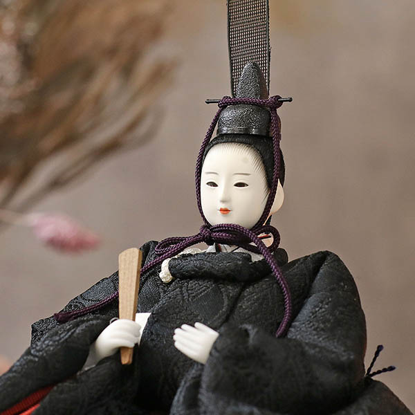 柴田家千代　 雛人形　柴田家千代作 葵 有職 向鶴丸文 黒/赤 柳親王 裾長衣装着 円形 丸型 LED照明付き 満月繭屏風 桜 突板 楕円形飾り台 平飾り　詳細画像