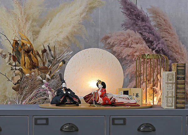 柴田家千代　 雛人形　柴田家千代作 葵 有職 向鶴丸文 黒/赤 柳親王 裾長衣装着 円形 丸型 LED照明付き 満月繭屏風 桜 突板 楕円形飾り台 平飾り　詳細画像