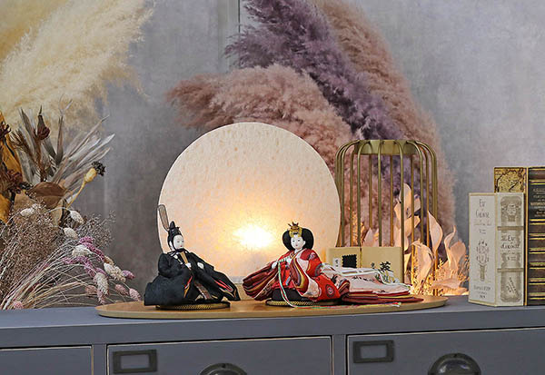 柴田家千代　 雛人形　柴田家千代作 葵 有職 向鶴丸文 黒/赤 柳親王 裾長衣装着 円形 丸型 LED照明付き 満月繭屏風 桜 突板 楕円形飾り台 平飾り　詳細画像