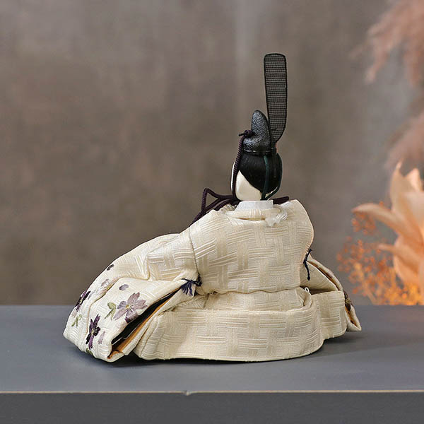 柴田家千代　 雛人形　柴田家千代作 葵 算崩地紋 刺繍桜ちらし 白紫 柳親王 裾長衣装着 円形 丸型 LED照明付き 満月繭屏風 桜 突板 楕円形飾り台 平飾り　詳細画像