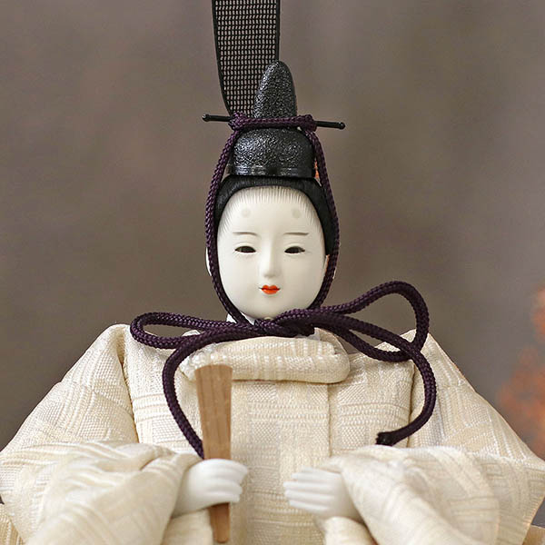 柴田家千代　 雛人形　柴田家千代作 葵 算崩地紋 刺繍桜ちらし 白紫 柳親王 裾長衣装着 円形 丸型 LED照明付き 満月繭屏風 桜 突板 楕円形飾り台 平飾り　詳細画像