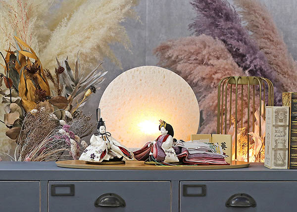 柴田家千代　 雛人形　柴田家千代作 葵 算崩地紋 刺繍桜ちらし 白紫 柳親王 裾長衣装着 円形 丸型 LED照明付き 満月繭屏風 桜 突板 楕円形飾り台 平飾り　詳細画像