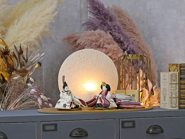 柴田家千代　 雛人形　柴田家千代作 葵 算崩地紋 刺繍桜ちらし 白紫 柳親王 裾長衣装着 円形 丸型 LED照明付き 満月繭屏風 桜 突板 楕円形飾り台 平飾り　詳細画像