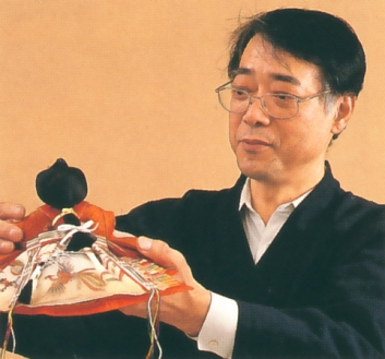 横山薫作<br> 衣裳着 親王飾り 正絹(黄) 三五親王 久月監製
