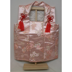 雛人形: 被布 綿入り<br>金襴ピンク地 桜<br>木製スタンド付 