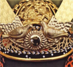 鈴木利光作　本金箔押　正絹赤糸縅総裏白檀向い鳩8号兜　久月監製