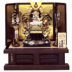 五月人形: 久月　彫金　色々縅11号若大将　丸鷹に桜桐枠屏風高床台飾り