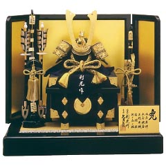 鈴木利光作　本金箔押　正絹緋縅8号兜　久月監製
