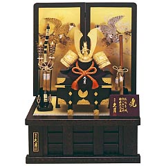 五月人形: 久月正絹朱糸縅15号兜　丸鷹に松二曲屏風飾り