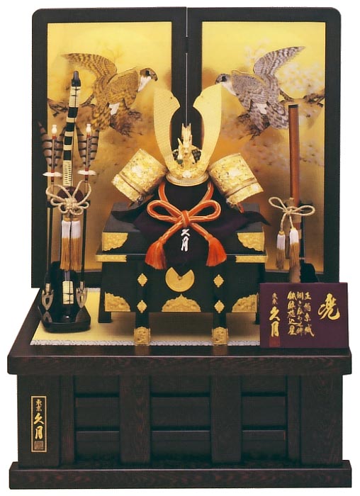 久月正絹朱糸縅15号兜　丸鷹に松二曲屏風飾り
