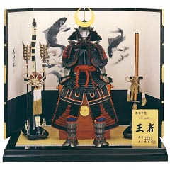 五月人形: 久月作　ワダエミ監修　王者　正絹黒糸縅　10号胴丸　越前手漉和紙墨絵屏風飾り　宗光監製