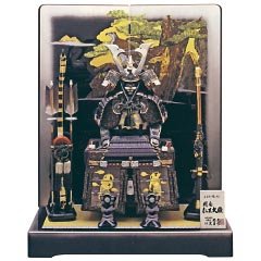 五月人形: 久月作　彫金仁王　正絹黒糸裾濃縅10号大鎧　新松鷹二曲屏風飾り　利光監製