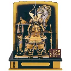 五月人形: 久月　正絹緋縅8号大鎧　虎二曲塗屏風飾り