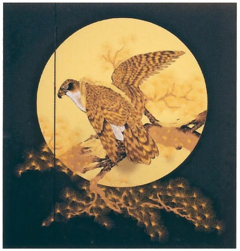 久月　正絹緋縅12号大鎧　丸鷹に松二曲屏風飾り