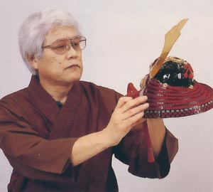 加藤峻厳作　1/4本仕立　紅裾濃縅兜　収納箱飾り　久月監製