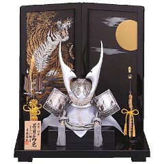 五月人形: 着用兜25号二曲屏風飾り　満月に虎