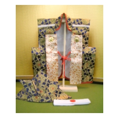 五月人形: 陣羽織　金蘭　紺地　菱格子花柄　(金蘭兜・はちまき・木製スタンド付き）