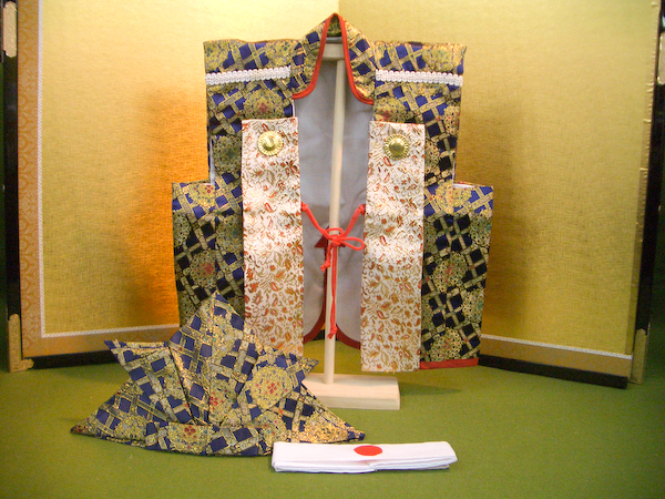 陣羽織 金蘭 紺地 菱格子花柄 (金蘭兜・はちまき・木製スタンド付き)