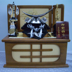 五月人形: 平安寿峰作　収納箱兜飾　伊達政宗兜