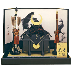 五月人形: ワダエミ監修　中村宗光監製　久月作　王者之兜　正絹糸縅10号　越前手漉和紙三曲墨絵屏風飾り