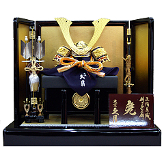 五月人形: 久月　兜　金屏風平台飾り（正絹糸縅）
