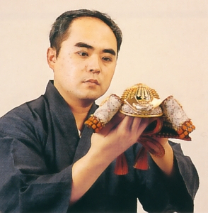 中村宗光作　久月監製　正絹朱赤縅15号兜　
