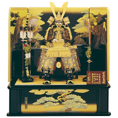 五月人形: 鈴木利光監製　久月作　彫金仁王大鎧　新松鷹塗屏風高床台飾り（正絹糸縅）