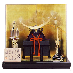 辰広作　兜1/4平飾り　黒小札　三日月前立　正絹赤糸素懸縅　二曲金箔に松屏風　【62-296】