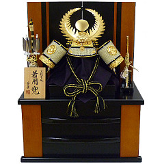 五月人形: 着用兜28号平飾り　金小札　正絹紺糸縅　杉木目黒収納箱　二曲屏風　【62-260】