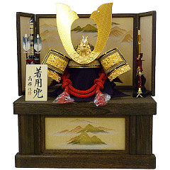 五月人形: 着用兜25号平飾り　金小札　赤糸縅　盛上連山収納箱　【62-264】