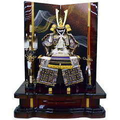 五月人形: 大鎧12号平飾り　金小札　正絹色々糸縅　ワインボカシ飾り台　二曲ワインボカシ道長屏風　【62-129