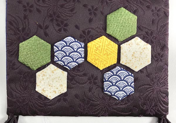 刺繍仕立て名前旗飾り 亀甲（小） 毛せん付き※名前・生年月日部分は刺繍
