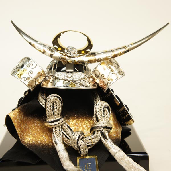 五月人形 吉徳 黒糸縅 上杉謙信公 兜 収納飾り 詳細画像 吉徳 五月人形 黒糸縅 上杉謙信公 兜 収納飾り 詳細画像