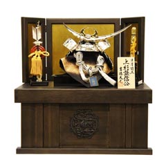 五月人形: 黒糸縅 上杉謙信公 兜 収納飾り