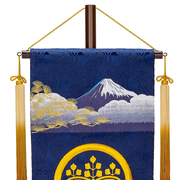 刺繍仕立て名前旗飾り 兜（特大） 毛せん付 ※名前・生年月日・家紋部分は刺繍