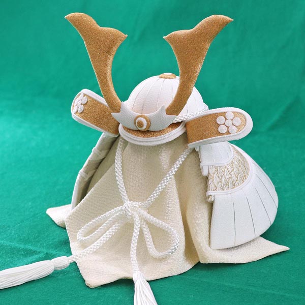五月人形 美山 WHITE STYLE ちりめん兜 (白金) 金鍬 黒塗りケース飾り 詳細画像