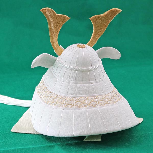 五月人形 美山 WHITE STYLE ちりめん兜 (白金) 金鍬 黒塗りケース飾り 詳細画像