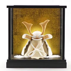 WHITE STYLE ちりめん兜 （白金） 金鍬 黒塗りケース飾り