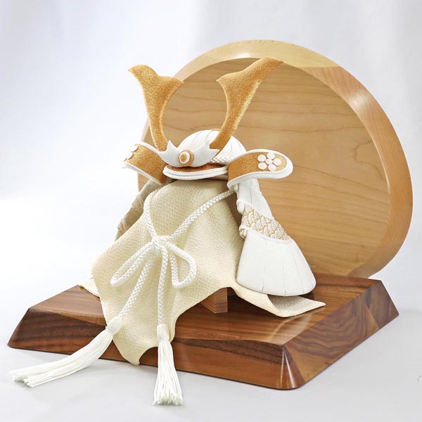 五月人形 美山 WHITE STYLE ちりめん兜 (白金) 金鍬 高級木材使用台屏風 詳細画像