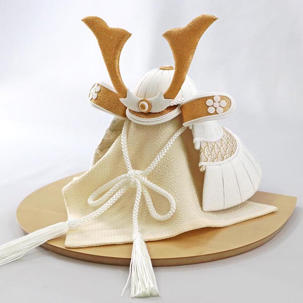 五月人形 美山 WHITE STYLE ちりめん兜 (白金) 金鍬 ハードメイプル突板 半円形敷板 詳細画像