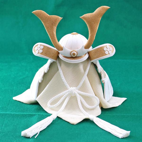 五月人形 美山 WHITE STYLE ちりめん兜 (白金) 金鍬 ハードメイプル突板 半円形敷板 詳細画像