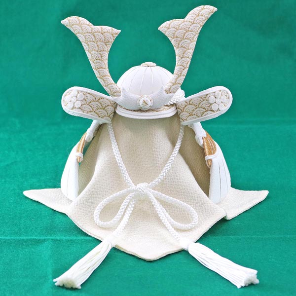 五月人形 美山 WHITE STYLE ちりめん兜 (白金) 波鍬 黒塗りケース飾り 詳細画像