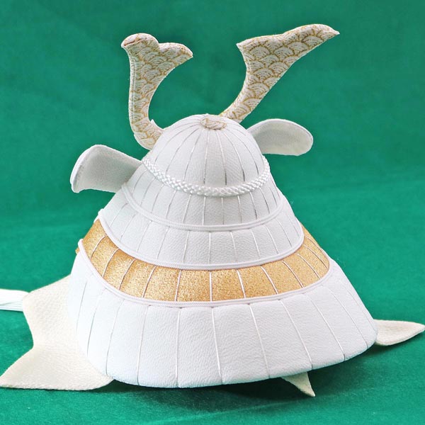 五月人形 美山 WHITE STYLE ちりめん兜 (白金) 波鍬 黒塗りケース飾り 詳細画像