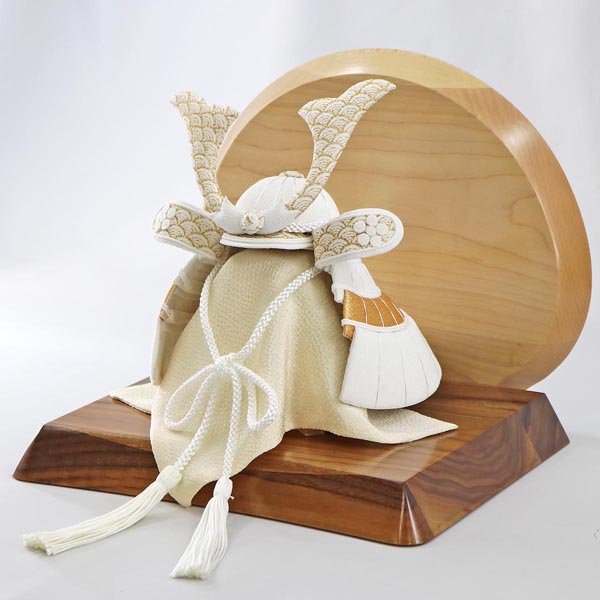 五月人形 美山 WHITE STYLE ちりめん兜 (白金) 波鍬 高級木材使用台屏風 詳細画像